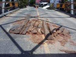 Main Tambal Pakai Batang Kelapa,Kondisi Jembatan Kalangkangan Makin Membahayakan Pengguna Jalan