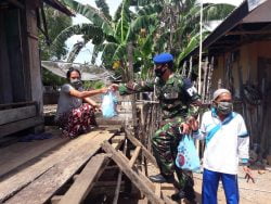 Di Tengah Pandemi Covid-19 Lanal Tolitoli berbagi dengan warga kurang Mampu