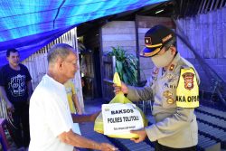 Merebaknya Wabah Covid – 19 di kabupaten tolitoli polres dan polsek Bagikan Sembako ke Warga