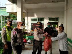 Di tengah Wabah Covid-19 ketua Bhayangkari Cabang tolitoli berbagi takjil buka puasa dengan Anak Panti Asuhan