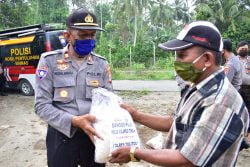 Mabes Polri lewat Polres Tolitoli Salurkan Bantuan 10 Ton Beras Di Tengah Pandemi Covid-19