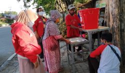 Solidaritas Melawan Covid-19, PSI Sulteng Bagikan Tempat Cuci Tangan dan Masker Ke Masyarakat