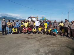 Berbagi Sembako,Cara Kapospol Subsektor Pelabuhan Dede Tolitoli Terhadap Buruh Angkut Hadapi Dampak Covid-19