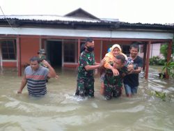 Banjir Kepung Beberapa Desa di Masama, Personil Kodim 1308 /LB Bantu Evakuasi Warga