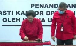 Megawati Tanda tangani Prasasti Patung Bung Karno Palu di Jakarta