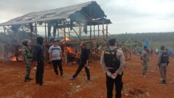Berantas Judi, Polsek Bahodopi Bakar Arena Adu Ketangkasan Hewan
