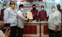 KPU Kota Palu Terima Berkas Pendaftaran Paslon Hadianto-Reny