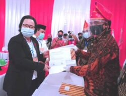 Hari Pertama Pendaftaran, Paslon HANDAL  Sambangi KPU Morut