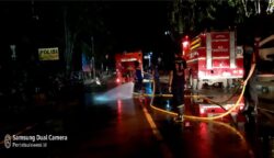 Massa Demonstrasi Bubar, Damkar Kota Palu Ambil Alih Lokasi Demo