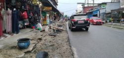 Terkesan Terbengkalai,Proyek Drainase Disekitar Plaza Tolitoli Rugikan Pedagang