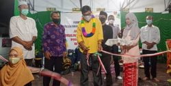 Abd. Azis Tombolotutu Resmikan Pengunaan Lampu Jalan di Desa Kayuagung