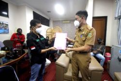 Somasi Berbalas Petisi , Puluhan Wartawan Parimo Geruduk Sekda