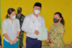 Bupati Delis Julkarson Hehi Serahkan Sertifikat Tanah Gratis Untuk Enam Desa Di Morut