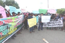 Demo Tolak Tambang Emas Bertumbal Nyawa di Pesisir Timur Parimo