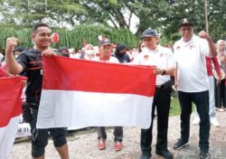 Kesbangpol Provinsi Sulteng  Bagikan 1500 Bendera Merah Putih Kepada Masyarakat Kota Palu