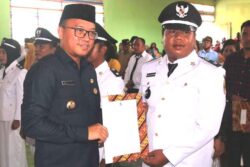 Lantik 11 Kades Terpilih di Bungku Utara , Bupati Morut Pastikan Peningkatan Infrastruktur Jalan dan Jembatan
