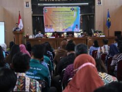 Bupati Serahkan Piagam Gelar Tanda Jasa kepada 8 Penyuluh KB di Morut