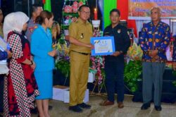 Bupati Morut Serahkan Bantuan Keuangan Khusus Kepada 10 Desa dan Kecamatan