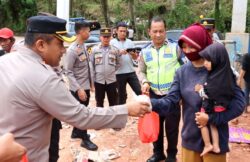 Maknai HUT Bhayangkara ke 77, Polres Tolitoli Salurkan Bansos