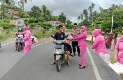 Polsek Momunu Berbagi Takjil untuk Warga di Bulan Puasa