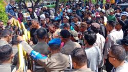 Dilaporkan Kasus Asusila, Ratusan Warga Bokat Desak Kadesnya Dibebaskan