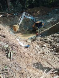 Salah satu Eksavator tengah melakukan pengerukan material dilokasi dekat bantaran sungai Tabong Kabupaten Buol ,Sulteng ( Foto: Sahar)