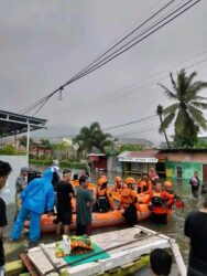Banjir Gorontalo ,Warga Terpaksa Naik Perahu di Jalan Raya