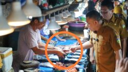 Tampak Walikota Palu,Hadianto Rasyd membeli ikan kepada salah satu pedagang dan dimasukkan dalam kantong plastik sekali pakai ( Foto: Humas Pemkot Palu)