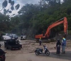Banjir Kembali Melanda Ruas Palu-Donggala, Antrian Kendaraan Macet Mengular