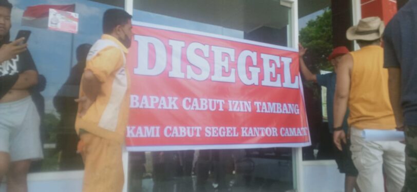 Desak Izin Tambang Dicabut, Warga Tipo Segel Kantor Kecamatan Ulujadi Kota Palu