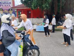 DWP Dinas Perikanan Donggala Berbagi Takjil Kepada Pengguna Jalan Sebagai Ungkap Rasa Syukur
