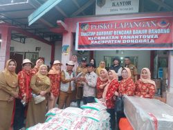 Dinas Perikanan Donggala bagikan  Ratusan kilo gram ikan segar untuk warga Desa Wombo Kalonggo.