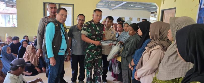 Tni/Polri dukung penuh program pembagian ikan segar yang dilakukan dinas perikanan.