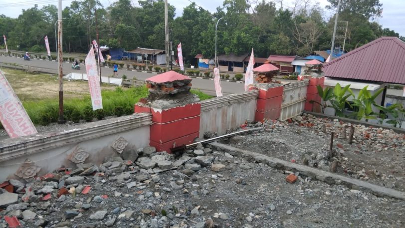 Kongkalikong Rehab Pagar Bupati Morowali, Diduga Dibongkar Tanpa SPK