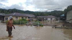 Air meluap hingga ke badan jalan Trans Sulawesi desa tosale kecamatan banawa selatan (14/9/25)