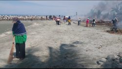 Ratusan Warga Salubomba Turun ke Pantai, Padat Karya Jadi Nafas Baru Perekonomian Desa