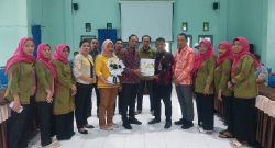 Sekdis Perikanan Donggala Terima Cendera Mata Jelang Masa Purna Tugas