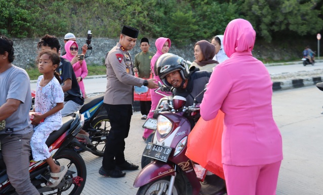 Polres Donggala Bagi Takjil Sambil Edukasi Keselamatan Lalu Lintas